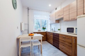 Departamento, baño en la habitación | Cocina privada | Refrigerador, horno, parrilla de estufa y cafetera y tetera 