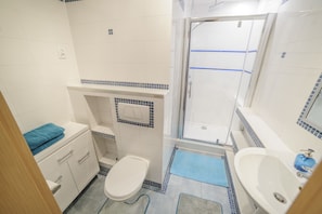 Appartement, patio, vue sur la ville | Salle de bain | Douche, séchoir à cheveux, serviettes fournies