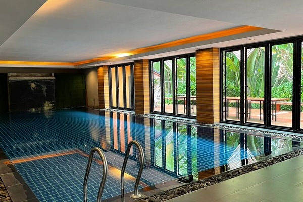 Una piscina cubierta