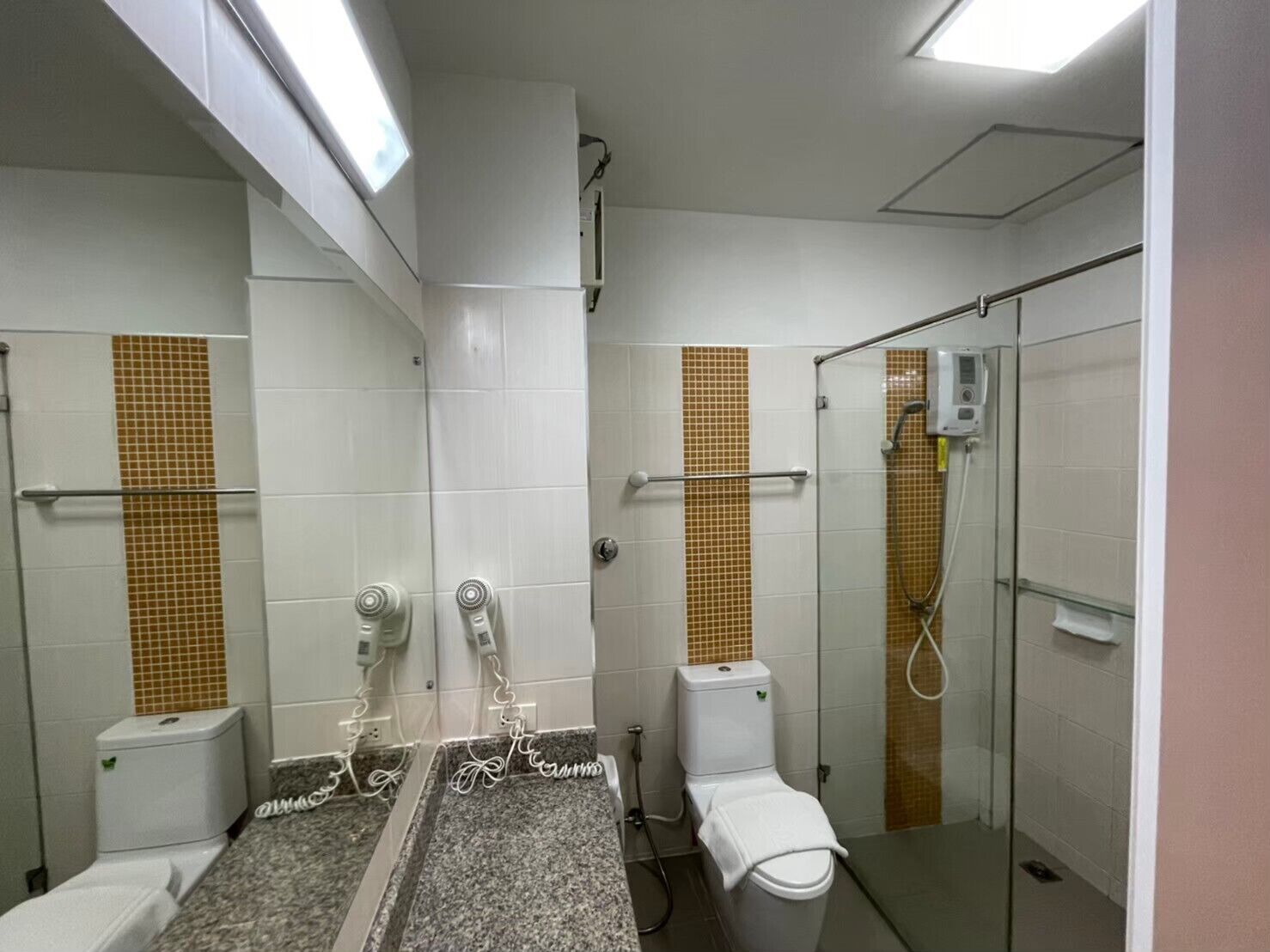 standard twin room | bathroom | shower, free toiletries, hair dryer, towels