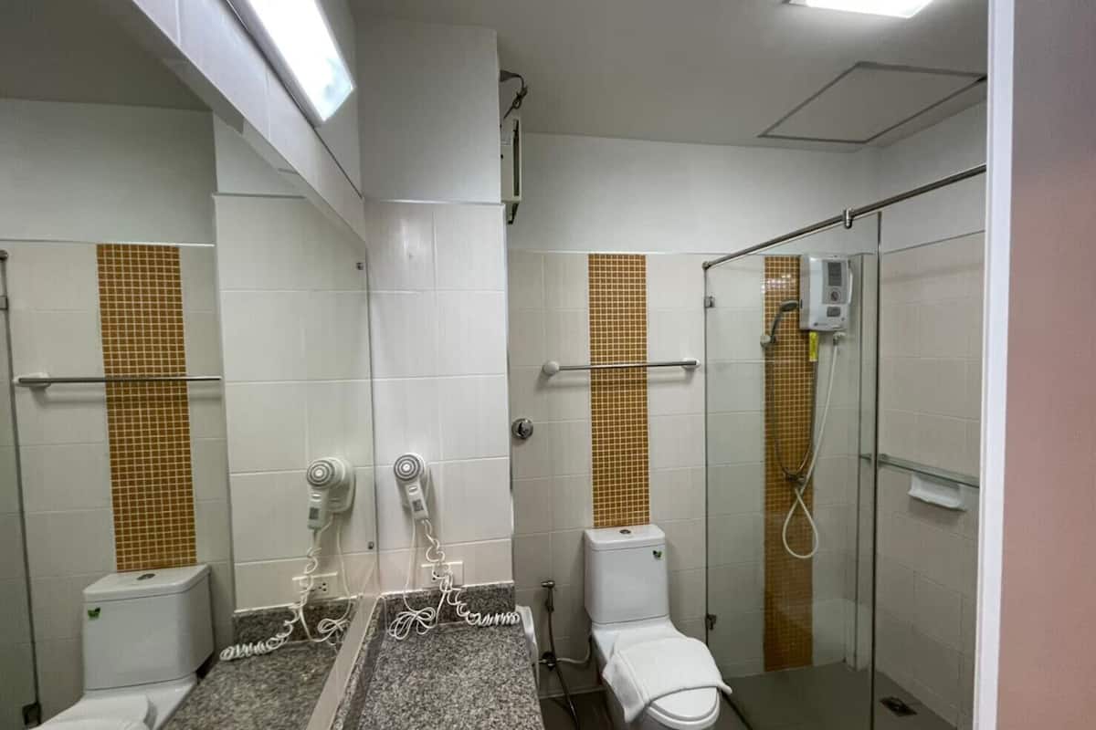 standard twin room | bathroom | shower, free toiletries, hair dryer, towels