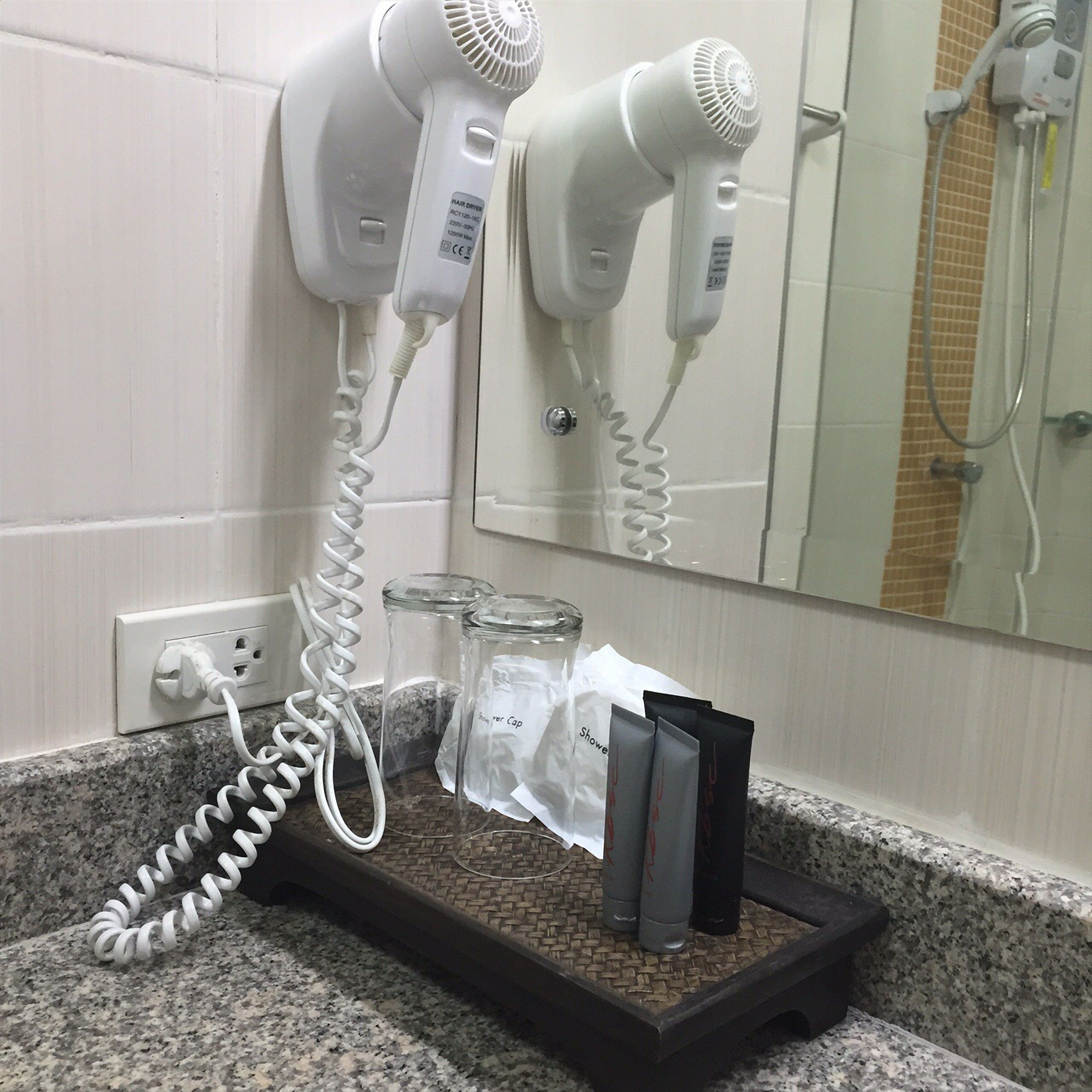 standard twin room | bathroom amenities | shower, free toiletries, hair dryer, towels