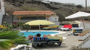 Outdoor pool, pool umbrellas, sun loungers - Finca Las Dulces (Guia de Isora)