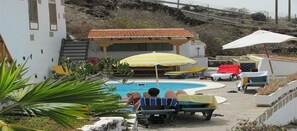 Outdoor pool, pool umbrellas, sun loungers - Finca Las Dulces (Guia de Isora)