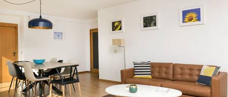 Apartment, 3 Bedrooms, Balcony, City View | Living area