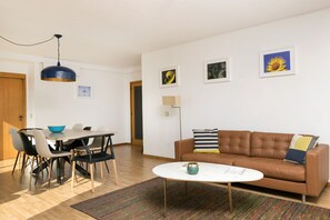 Appartement, 3 chambres, balcon, vue sur la ville | Aire de séjour | Téléviseur à écran plat, lecteur de DVD