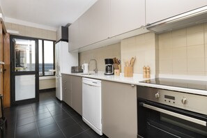 Appartement, 3 slaapkamers, balkon, uitzicht op de stad | Privékeuken | Een koelkast met diepvriezer, een microgolfoven, een oven, een kookplaat