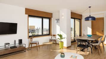 Apartment, 3 Schlafzimmer, Balkon, Stadtblick | Wohnbereich | Flachbildfernseher, DVD-Player