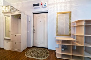 Deluxe-Apartment, Mehrere Betten, Nichtraucher | Wohnbereich | LCD-Fernseher