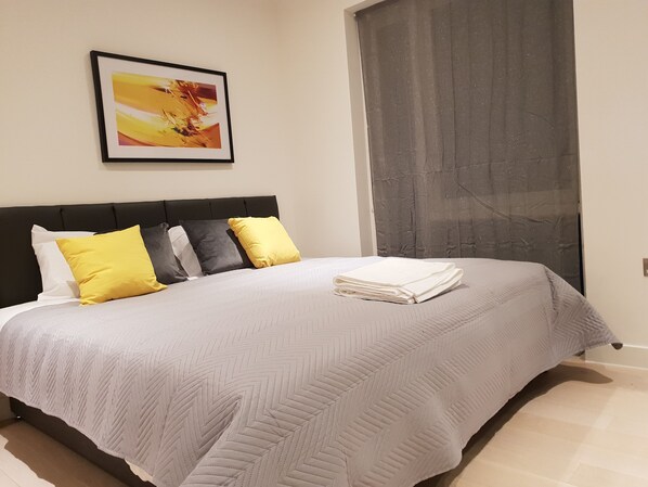 3 عدّة غرف نوم وملاءات من القطن المصري وأغطية فراش متميزة ومكتب