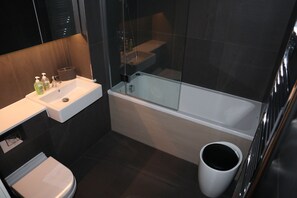 غرفة دوبلكس في المدينة - عدة أسرّة - لغير المدخنين | حمام | أحواض استحمام وحجيرات دش منفصلة، حوض استحمام عميق