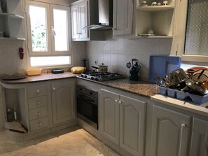 Villa familiar, 5 habitaciones, para fumadores | Cocina privada | Refrigerador, microondas, horno y parrilla de estufa 