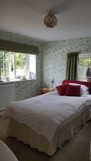 Chambre avec lits jumeaux, salle de bains commune | Fer et planche à repasser, Wi-Fi gratuit