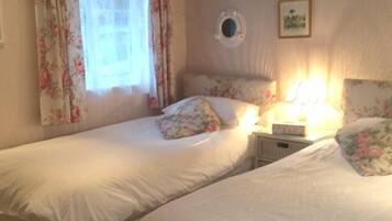 Habitación con 1 cama doble o 2 individuales, baño privado, planta baja | Tabla de planchar con plancha y wifi gratis