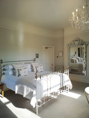 King Room (Gainsborough) | Allergitestade sängkläder, memory foam-madrasser och skrivbord