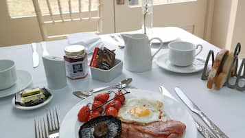 Petit-déjeuner complet compris tous les jours