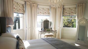 King Room (Lincoln) | Hypo-allergenic bedding, memory-foam beds, desk, iron/ironing board
