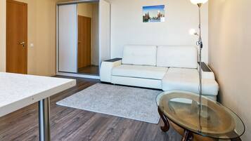 Superior-Apartment | Wohnbereich | LCD-Fernseher