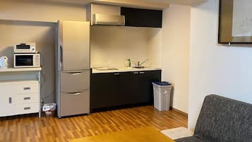Deluxe Apartment, Multiple Beds, Non Smoking | Private kitchen