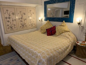 Habitación Deluxe, 1 cama Queen size, para no fumadores | Ropa de cama de alta calidad, muebles diferentes y escritorio 