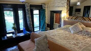 Deluxe Room, 1 Queen Bed, Non Smoking | Premium bedding, individually furnished, desk, blackout curtains