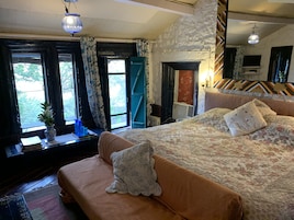 Ropa de cama de alta calidad, muebles diferentes y escritorio 