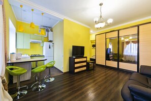 Standard-Apartment, Mehrere Betten, Nichtraucher | Wohnbereich | LCD-Fernseher