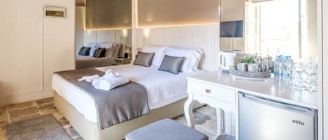 Un dormitorio con cama, mesita de noche, espejo y aire acondicionado integrado.