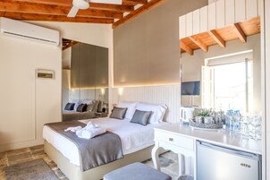 Escritorio, cortinas blackout y tabla de planchar con plancha 