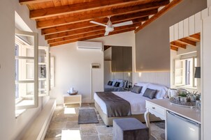 Un dormitorio con cama, mesita de noche y escritorio con silla.