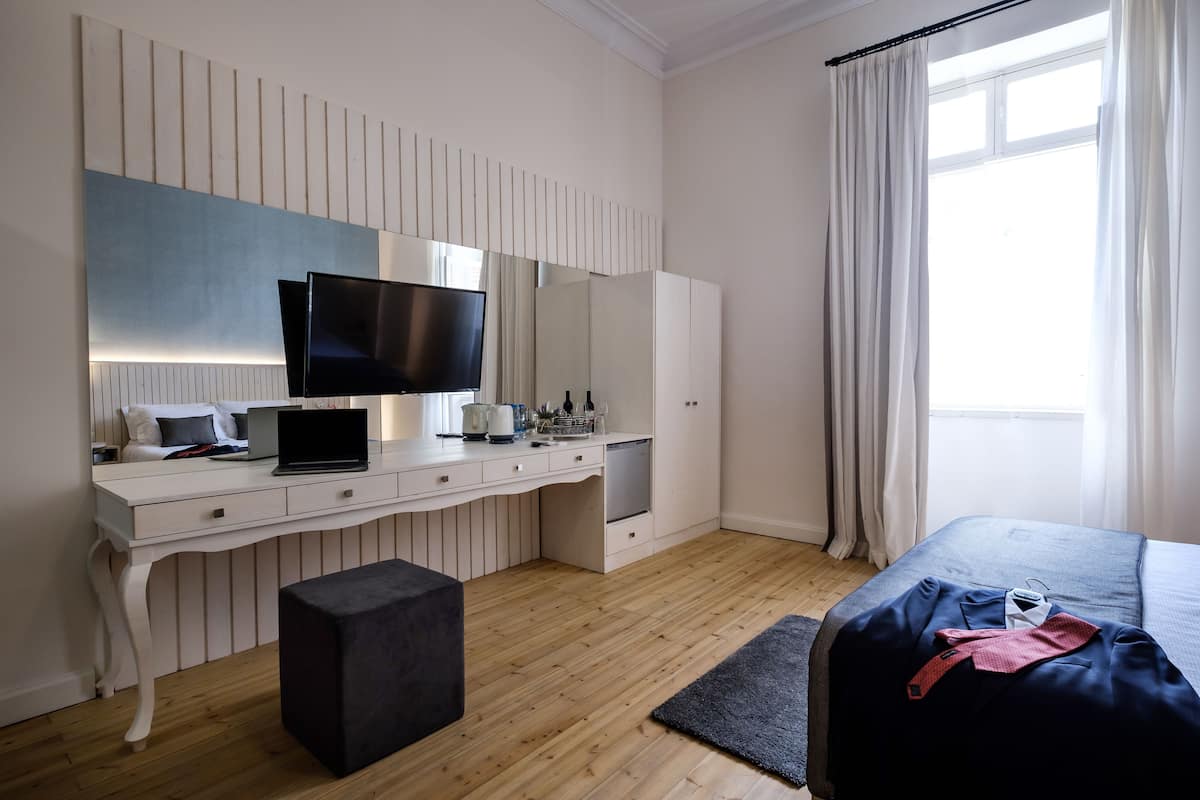 Deluxe tweepersoonskamer, 1 queensize bed, niet-roken, uitzicht op stad | Een bureau, verduisterende gordijnen, een strijkplank/strijkijzer