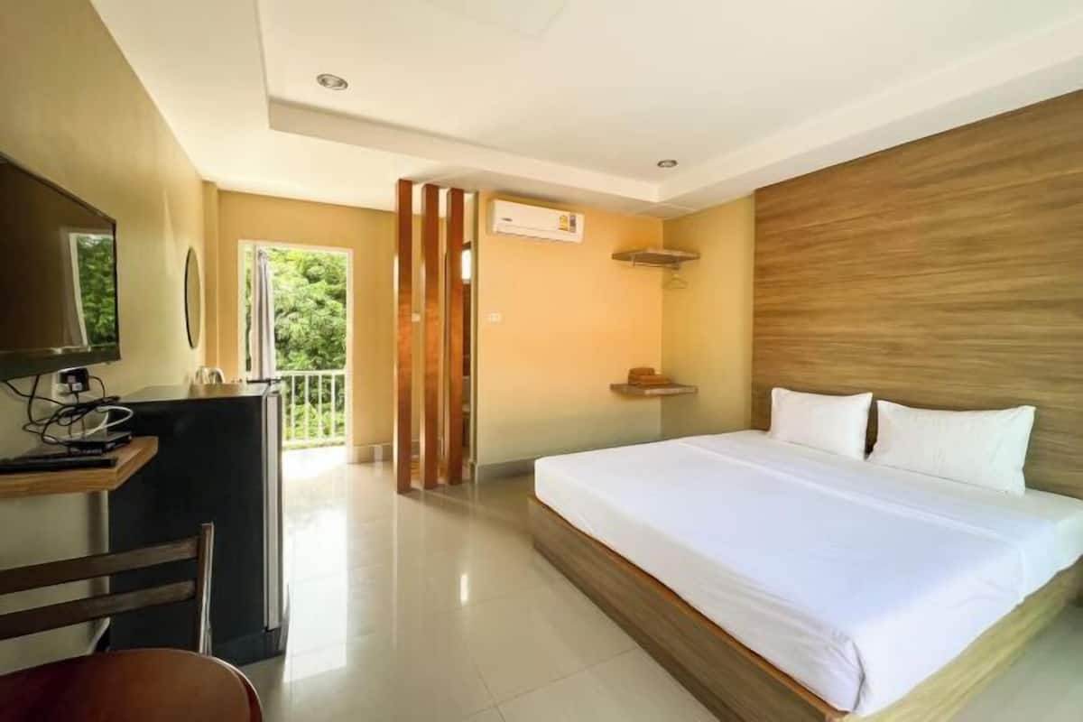 Blackout curtains, soundproofing, free WiFi