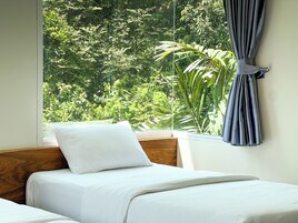 Blackout curtains, soundproofing, free WiFi