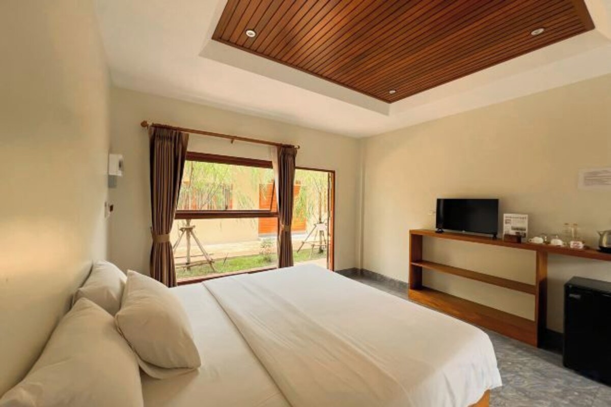 Blackout drapes, soundproofing, WiFi (free)