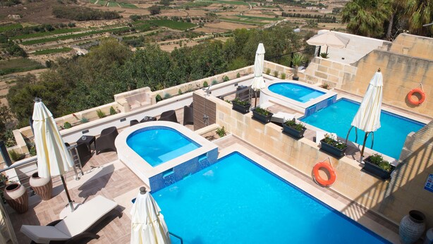 3 piscine all'aperto, ombrelloni da piscina, lettini