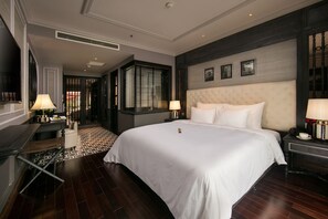 Minibar, in-room safe, desk, blackout curtains - La Sinfonia Citadel hotel and Spa (Hanoi)
