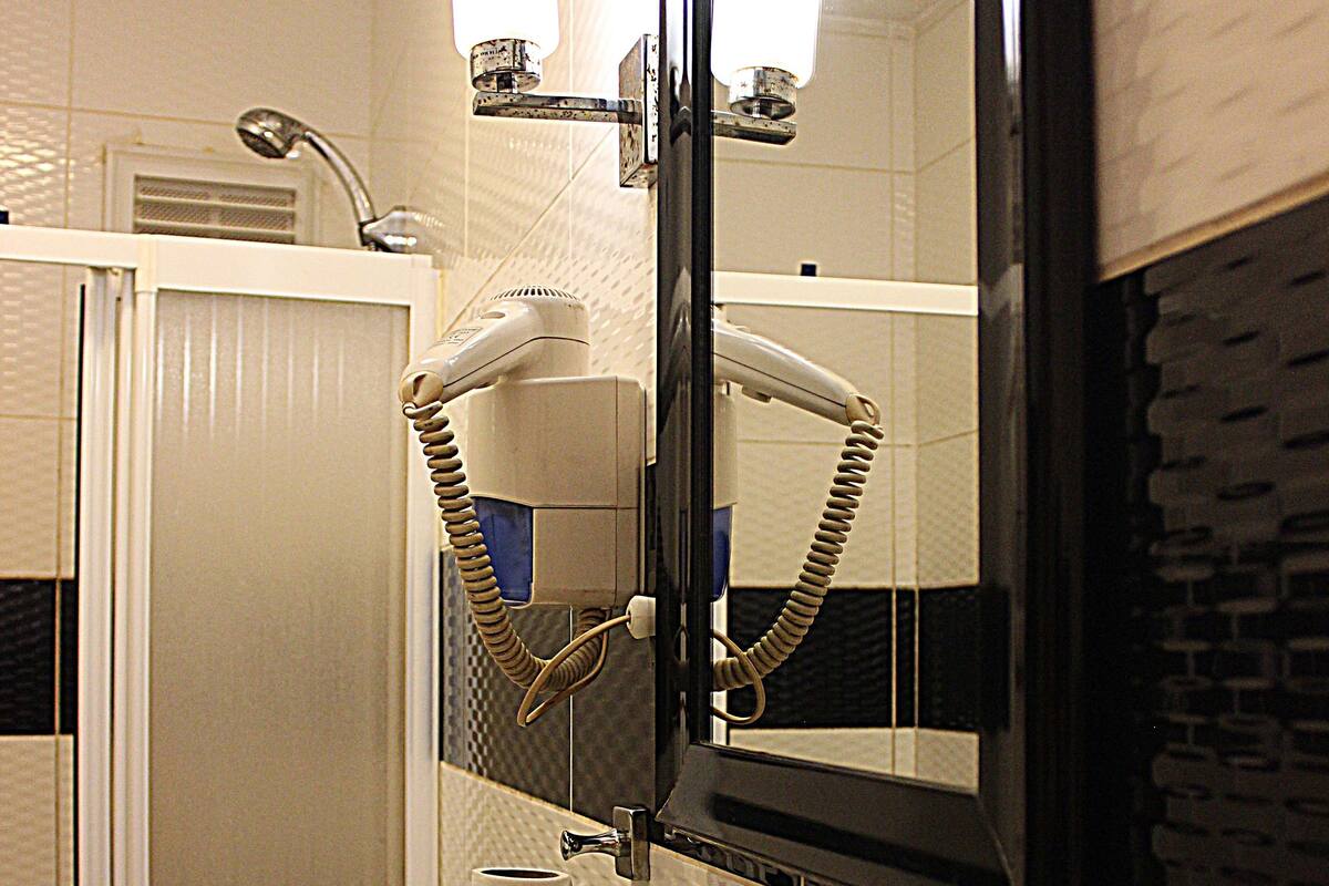 Dusch, gratis toalettartiklar, hårtork och tofflor