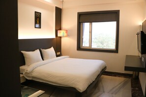 Laptop workspace, rollaway beds, free WiFi - Hotel Madhushree (Kota)