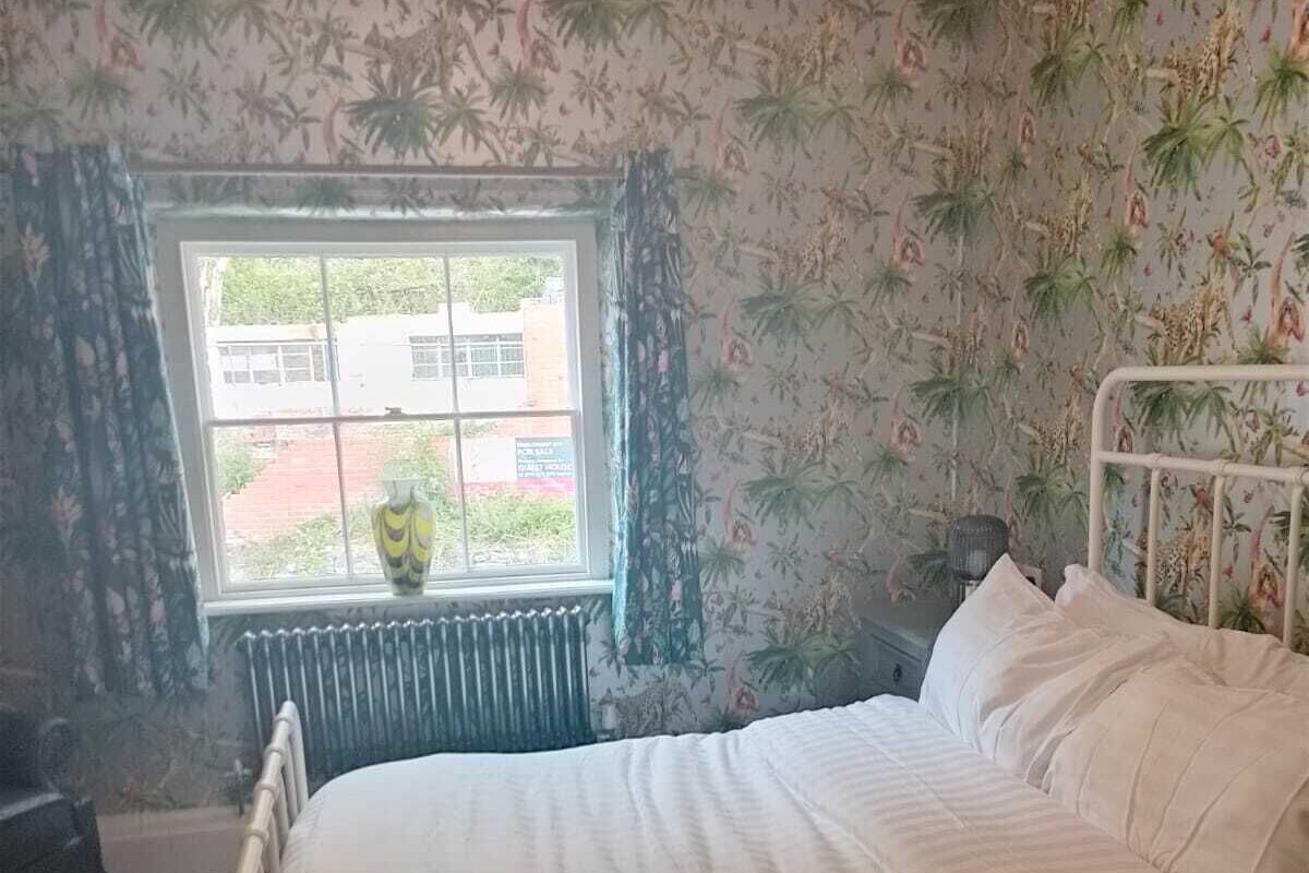 Panorama tweepersoonskamer, en-suite badkamer, uitzicht op binnenplaats
