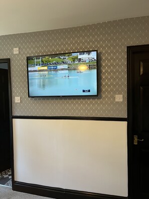 Phòng đôi Deluxe, có phòng tắm riêng, quang cảnh sân vườn (Second Floor ) | Phòng tắm
