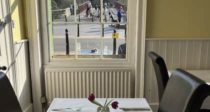 Tontine Hotel & Bar