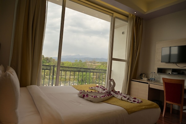 Executive Room, 1 Double Bed, Accessible | 1 bedroom, premium bedding, laptop workspace, blackout curtains