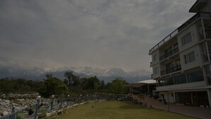 Un hotel con vistas a montañas nevadas.