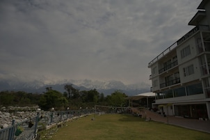 Un hotel con vistas a montañas nevadas.