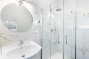 Shower, perlengkapan mandi gratis, pengering rambut, dan kloset