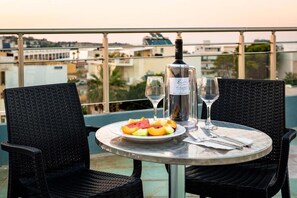 Rom – superior (Street View) | Minibar, safe på rommet, skrivebord og blendingsgardiner