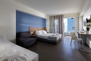 ميني بار وخزنة داخل الغرفة ومكتب وستائر تعتيم