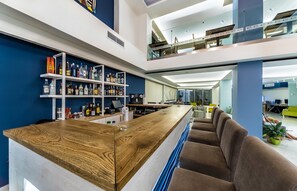 2 bars/lounges