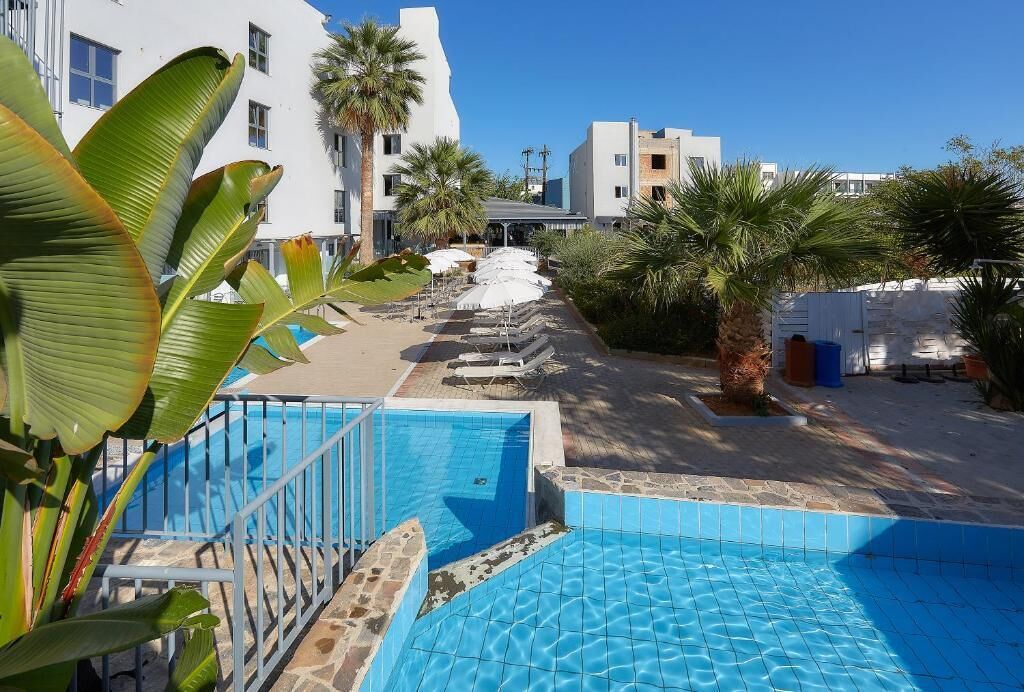 Sesongbasert utendørsbasseng og solsenger