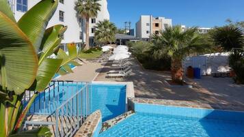 Seasonal outdoor pool, open 10:00 AM to 8:00 PM, pool loungers